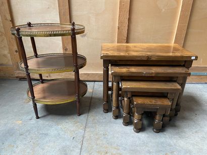 PETITE table de forme ovale en bois à trois...