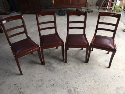 SUITE de quatres chaises en acajou, les dossiers...