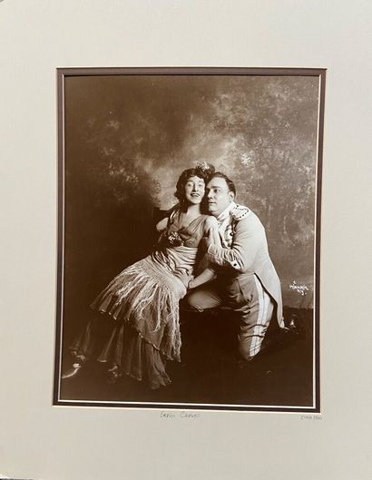 PHOTOGRAPHIE représentant Enrico Caruso enlaçant...