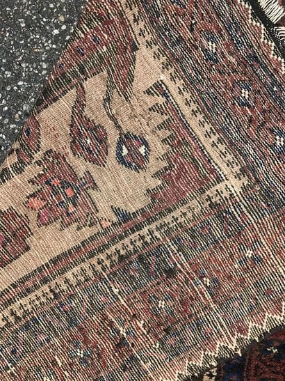 BELOUCH 

Tapis à décor d'un arbre stylisé...