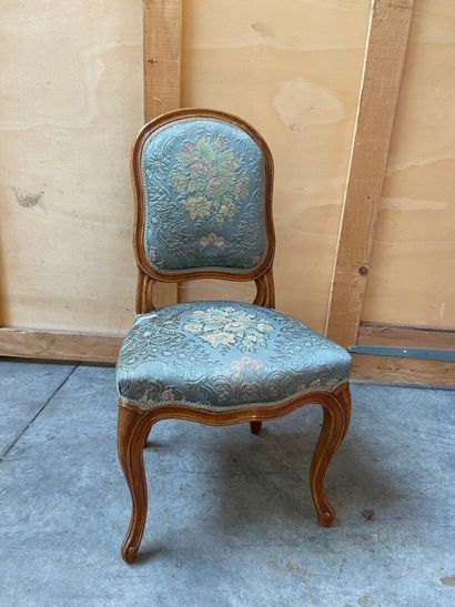 PETITE chaise mouvementée en bois naturel...