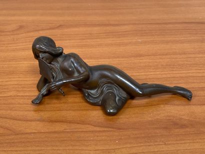 STATUETTE représentant une femme couchée...