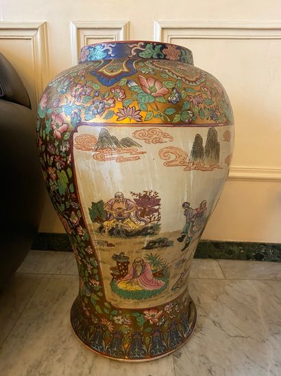 CANTON, vers 1900

Paire de potiches en porcelaine...