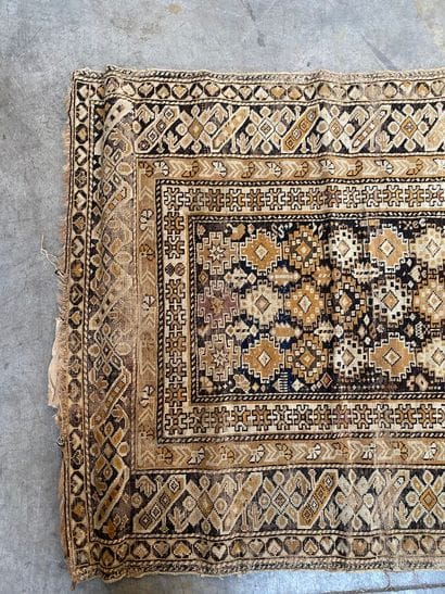 TAPIS d'Orient en laine à décor polychrome...