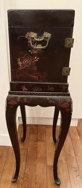 CHINE - XIXème siècle 

Cabinet et son piétement...