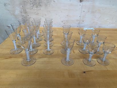 PARTIE DE SERVICE de verre, le pied à décor...