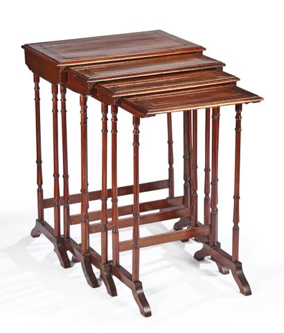 SUITE de quatre tables gigogne en acajou...