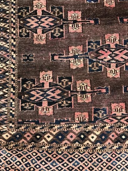 TURKMEN 

Tapis à décor de motifs losangiques...