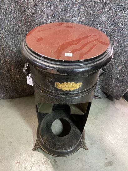 POELE de forme circulaire en fonte orné d'une...