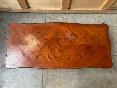 TABLE BASSE de forme mouvementée en bois...