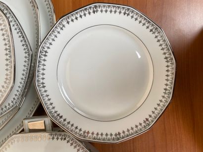 LIMOGES FRANCE

Partie de service en porcelaine...