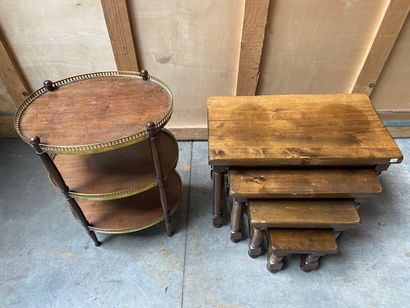 PETITE table de forme ovale en bois à trois...