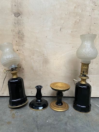 DEUX de lampe à pétrole, en opaline noire...