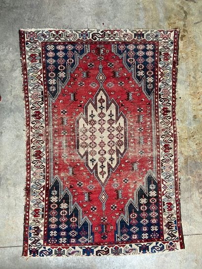 TAPIS persan en laine, le champ à décor d'un...