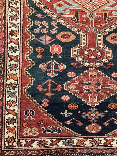 IRAN 

Tapis à fond noir à décor d'un médaillon...