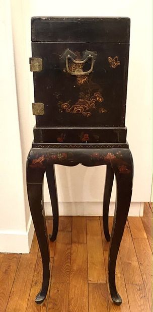 CHINE - XIXème siècle 

Cabinet et son piétement...