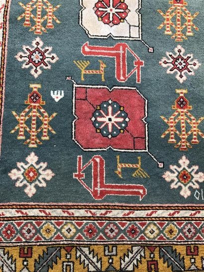 CAUCASE 

Tapis à décor stylisé de fleurs...