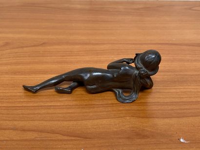 STATUETTE représentant une femme couchée...