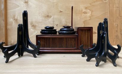 CHINE

Ensemble comprenant un petit meuble...