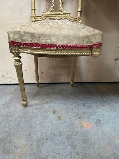 CHAISE en bois doré, le dossier ajouré à...