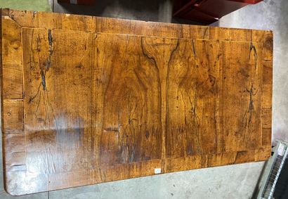 COMMODE anglaise en placage de noyer ouvrant...