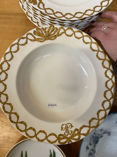 ENSEMBLE comprenant un lot d'assiettes diverses...