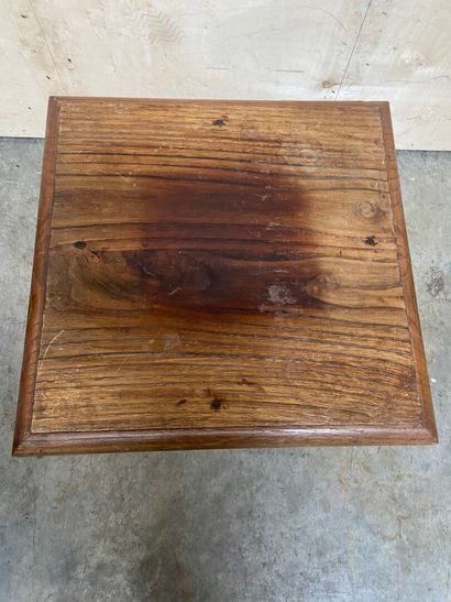 Table en bois naturel reposant sur un piétement...