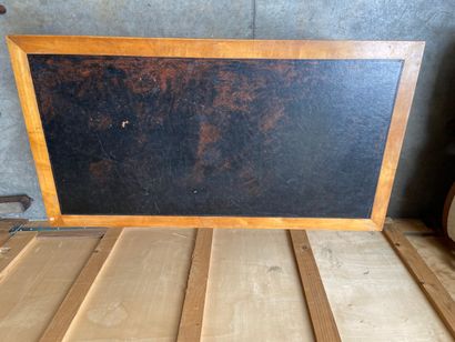 BUREAU plat en bois citronnier, le plateau...