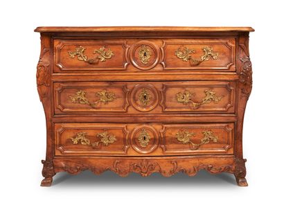 Chest of drawers in walnut molded and carved...