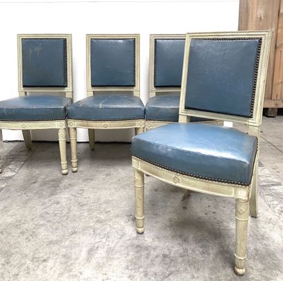 Quatre chaises à dossier plat, en bois relaqué...