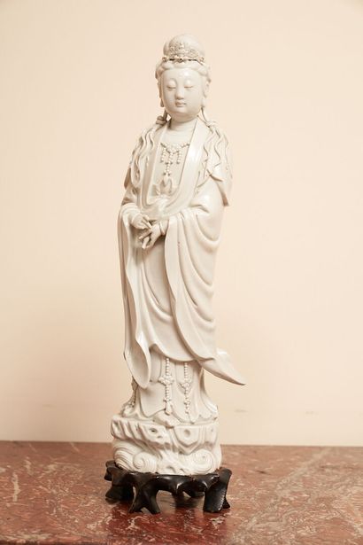 CHINE
Figure de guanyin en porcelaine blanche.
XXe...
