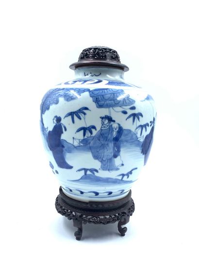 CHINE
Potiche en porcelaine à décor en camaïeu...