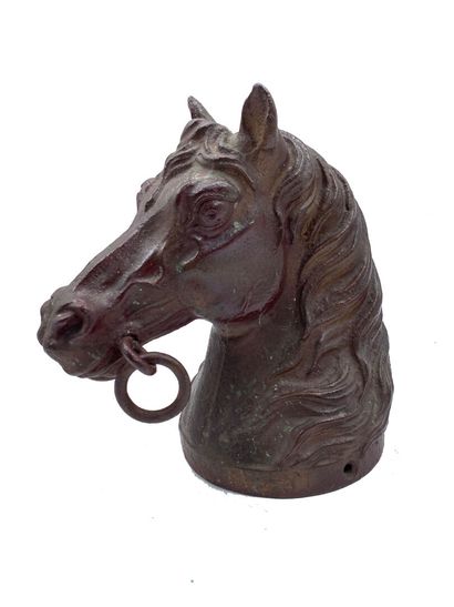 Tête de cheval en fonte patiné. 
Haut. :...