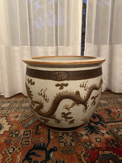 CHINE
Aquarium en porcelaine émaillée à décors...