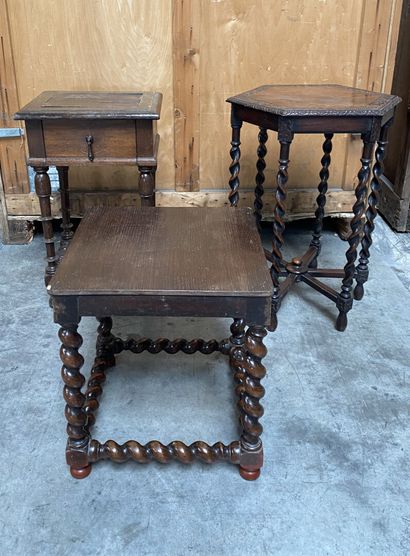 Ensemble de trois petites tables en bois...