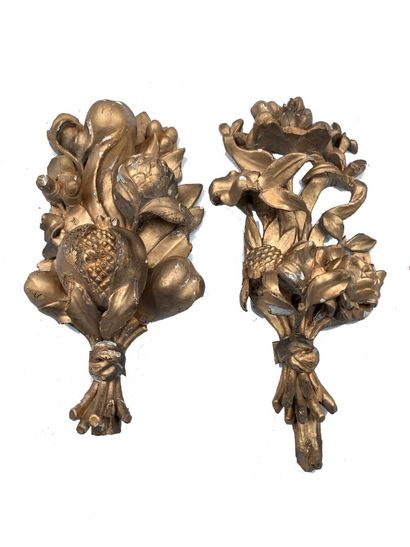 Deux éléments formant pendants en bois et...