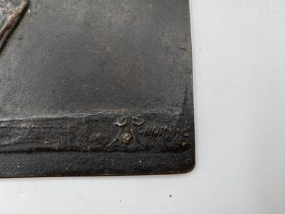 Plaque rectangulaire en bronze patiné à décor...