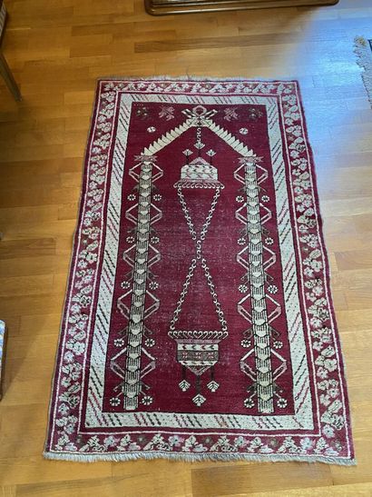 TAPIS de prière en laine à décor d'un mihrab...