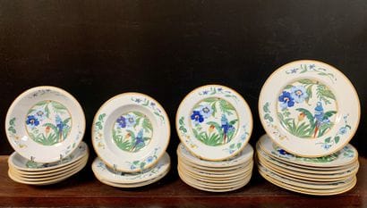 Partie de service de table en porcelaine...