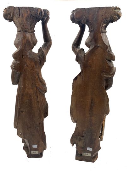 Deux sujets formant pendants en bois sculpté...