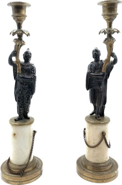 Paire de flambeaux aux chinois en bronze...