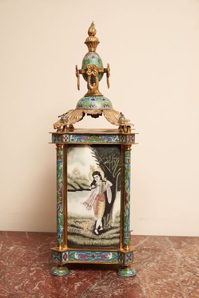 PENDULE en forme de pagode, en bronze à décor...