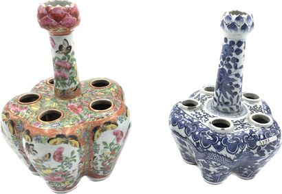 CHNE
Deux tulipières porcelaine, l'une de...