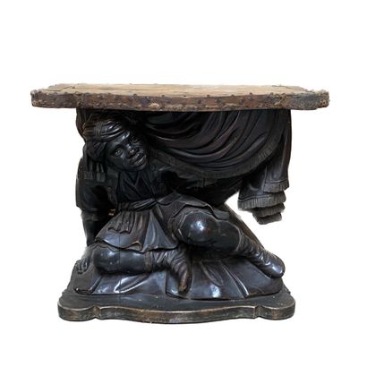 Guéridon en bois sculpté et patiné figurant...