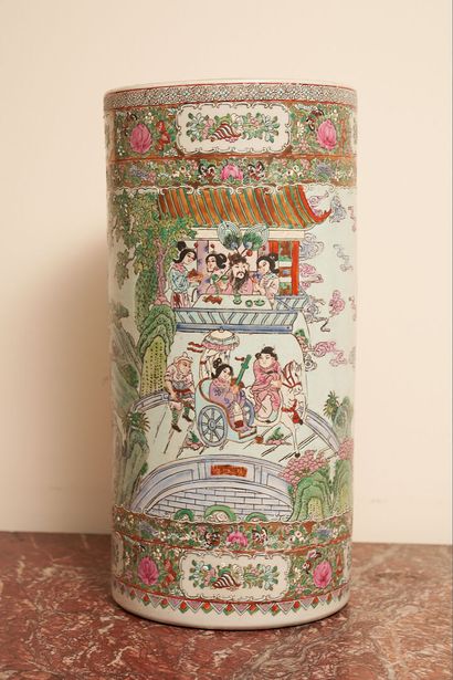 CANTON 
Porte parapluies en porcelaine décorée...