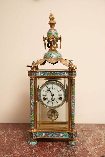 PENDULE en forme de pagode, en bronze à décor...