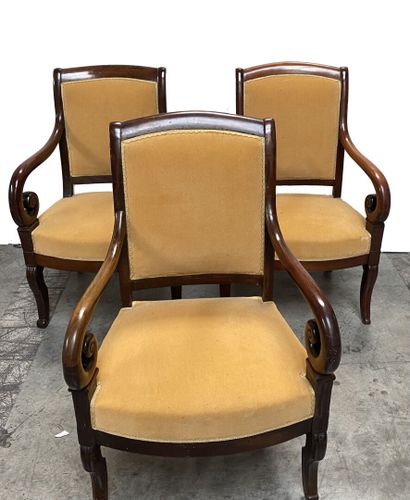 Ensemble de quatre fauteuils dont trois à...