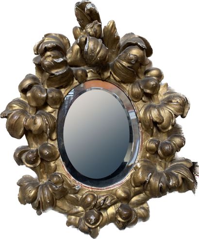 Miroir médaillon en bois et stuc doré à décor...
