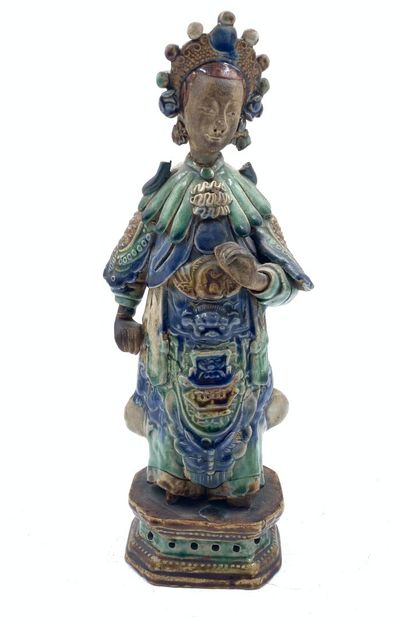 CHINE, XIXe siècle
Statuette en grès polychrome...