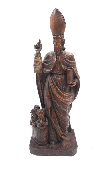 Evêque en bois sculpté, le socle en fonte...
